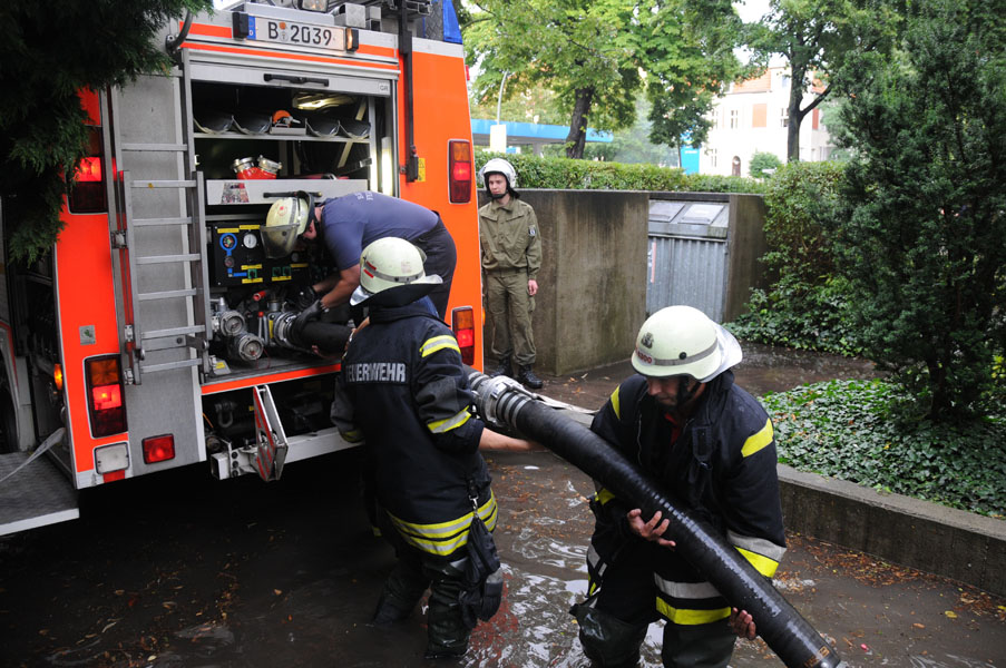 Feuerwehr pumpt Garage leer