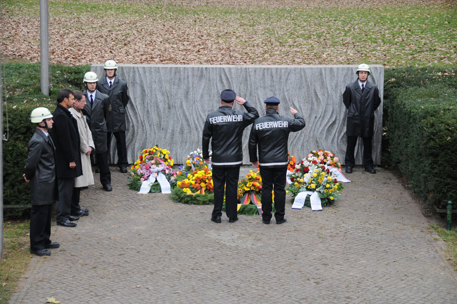 Feuerwehrleute am Ehrenmal