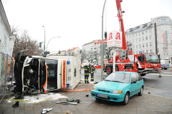 RTW blieb auf der Fahrerseite liegen