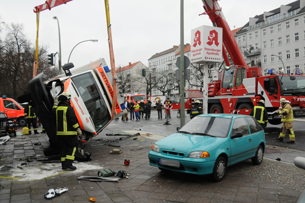 RTW wird durch FW-Kran aufgerichtet