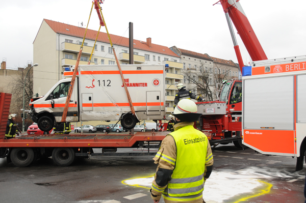 Unfallfahrzeug wird abtransportiert