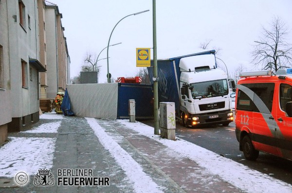 Anhänger auf dem Gehweg