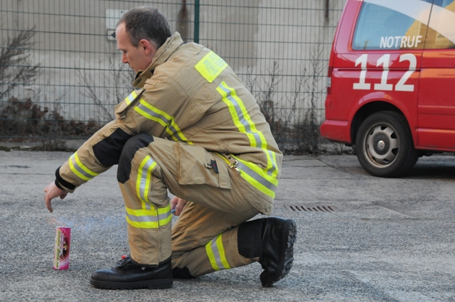 Feuerwerkskörper immer vom Boden zünden!