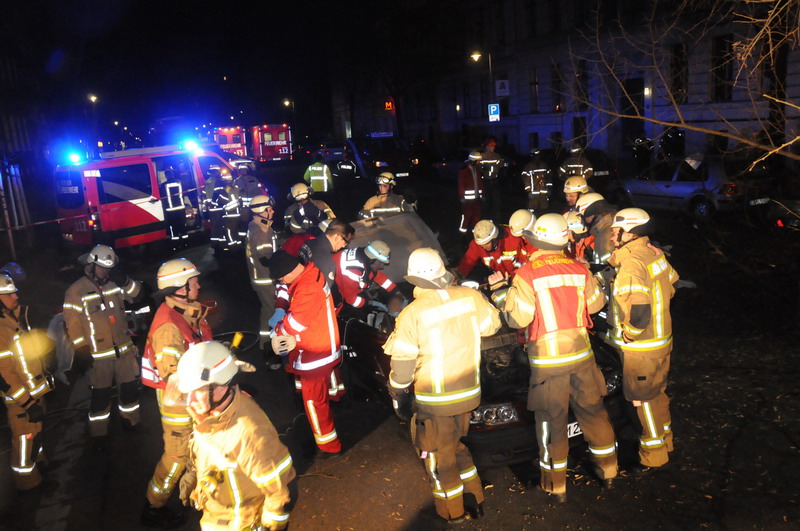 Verletzte werden aus dem Autowrack befreit