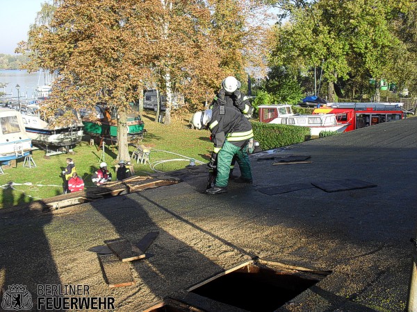 Dach wird von der Feuerwehr geöffnet