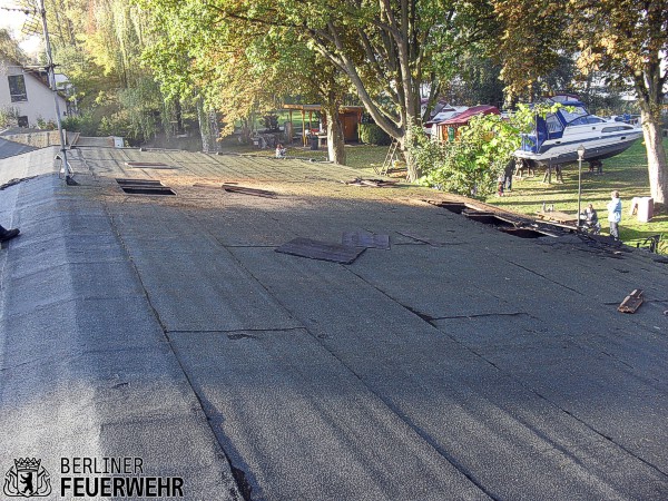 Dach wird von der Feuerwehr geöffnet