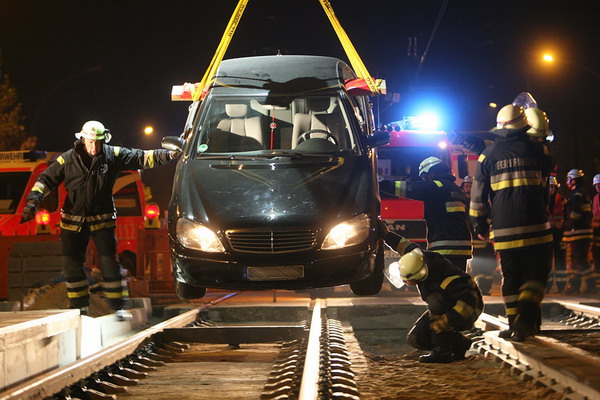 PKW wird mit Kran geborgen