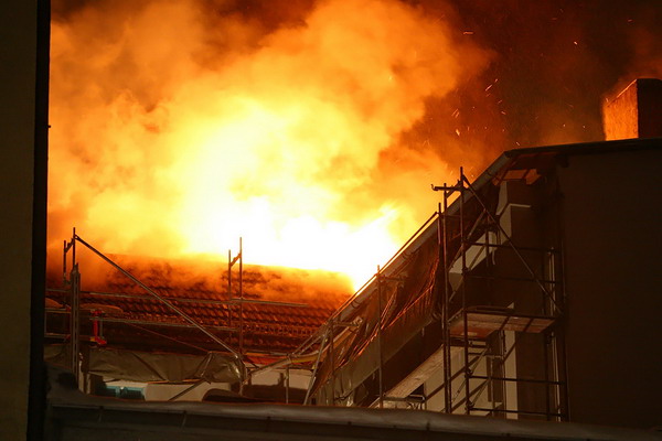 Dachstuhl in Flammen