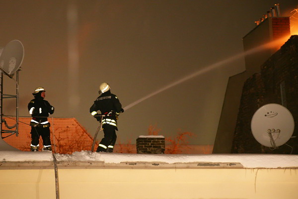 Einsatzkräfte bei Löscharbeiten