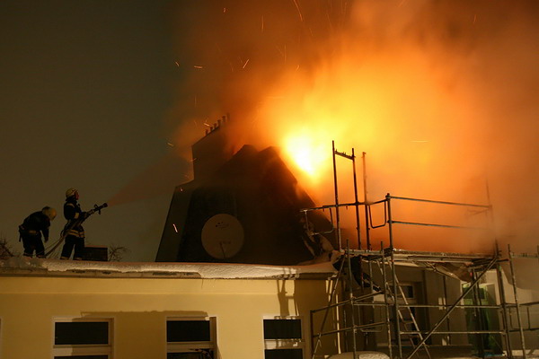 Einsatzkräfte bei Löscharbeiten