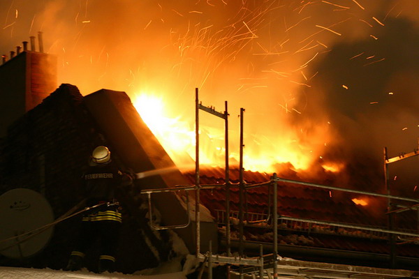 Dachstuhl in Flammen