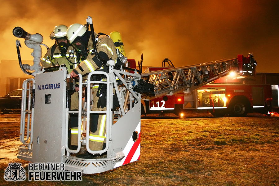 Einsatzkräfte im Drehleiterkorb