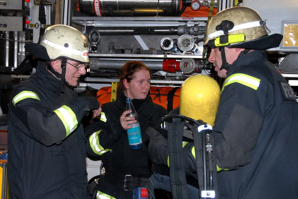 Einsatzkräfte mit Atemschutz