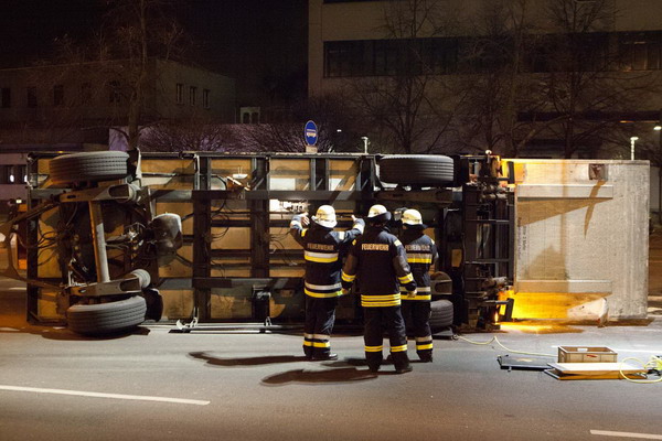 Umgekippter Anhänger