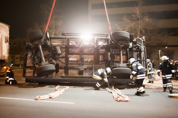 Anhänger wird aufgerichtet