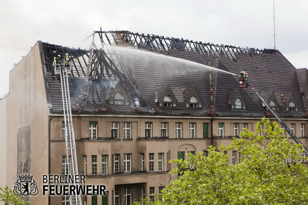 Löscharbeiten über Drehleitern