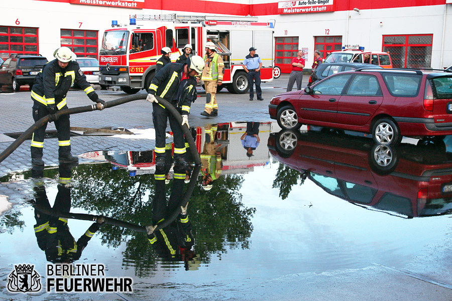 Saugwagen der Feuerwehr im Einsatz