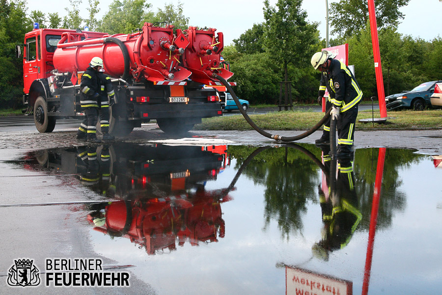 Saugwagen der Feuerwehr im Einsatz