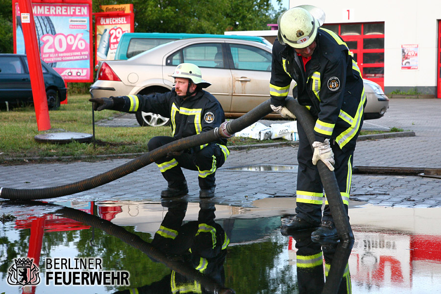 Saugwagen der Feuerwehr im Einsatz