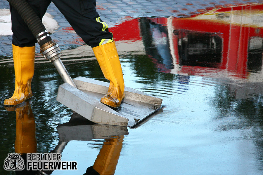 Saugwagen der Feuerwehr im Einsatz