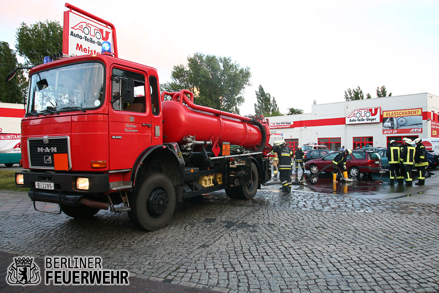 Saugwagen der Feuerwehr im Einsatz
