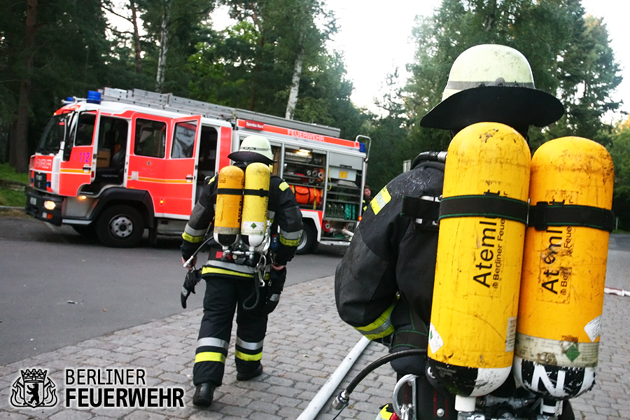 Einsatzkräfte mit Atemschutz