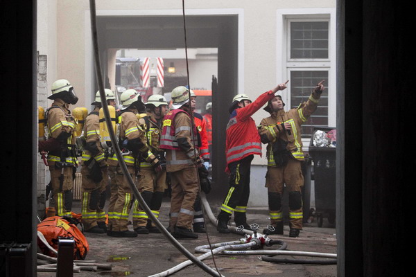 Menschen werden in Sicherheit gebracht