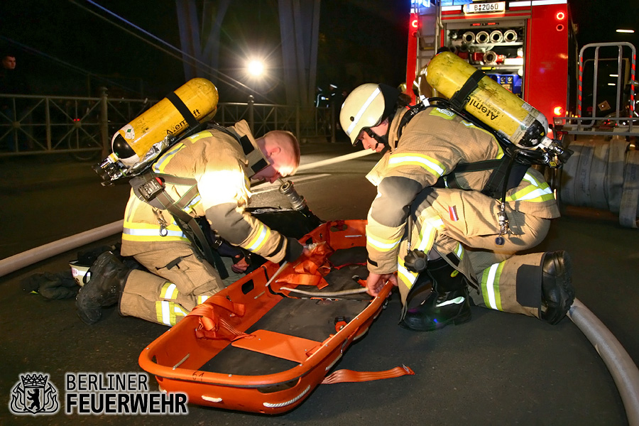 Einsatzkräfte mit einer Schleifkorbtrage
