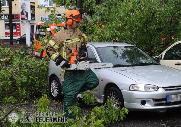 Feuerwehrmann mit Motorsäge