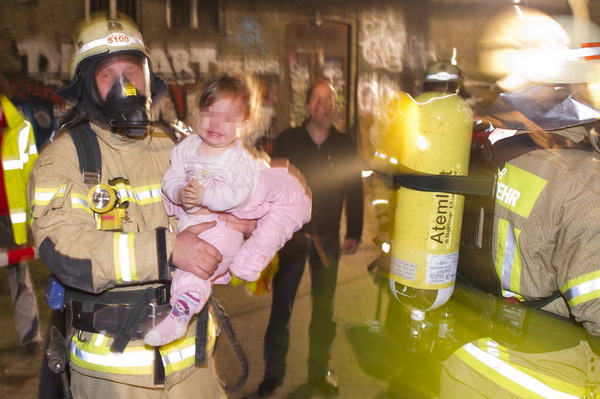 Feuerwehrmann mit Kind