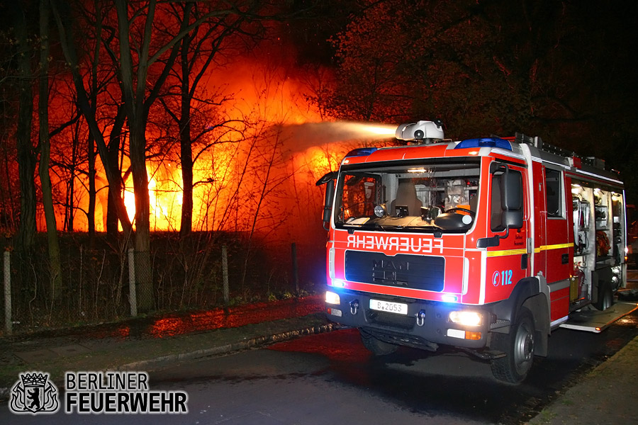Löscharbeiten über einem Werfer