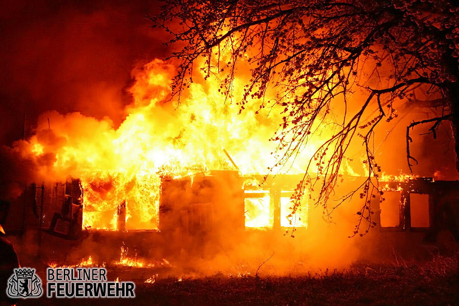 Brennende Lagerhalle