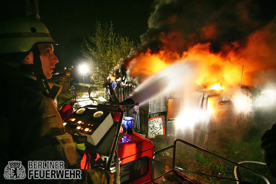 Löscharbeiten über einem Werfer
