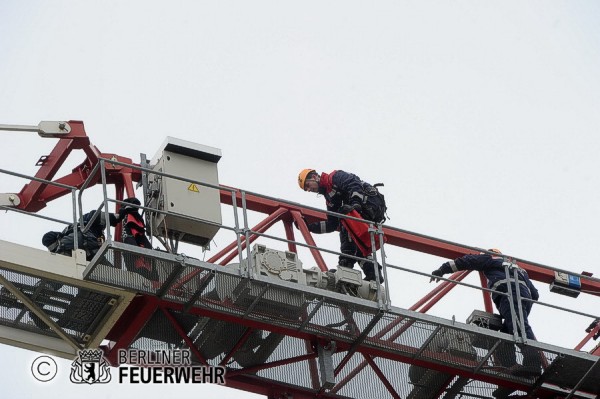 Höhenretter auf dem Weg zur Kabine