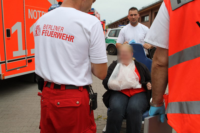 Verletzte wird vom Rettungsdienst betreut