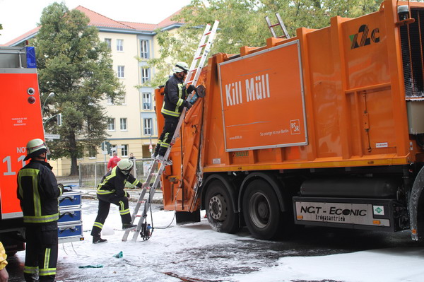 Atemschutztrupp auf Fahrzeugdach