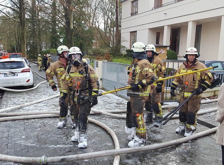 Einsatzkräfte nach der Brandbekämpfung