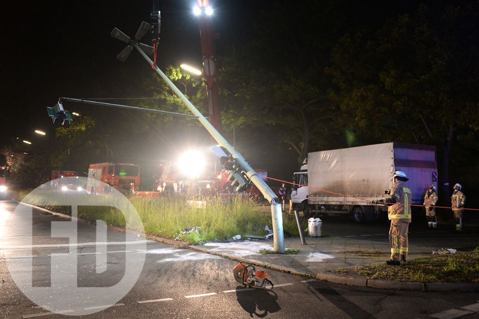 Lichtmast wird abgetrennt
