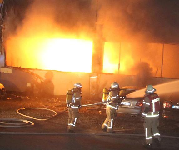 Maschinenhalle im Vollbrand