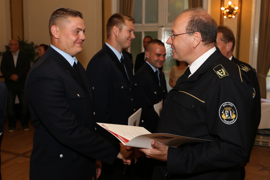 Überreichen der Ernennungsurkunde zum Brandmeister