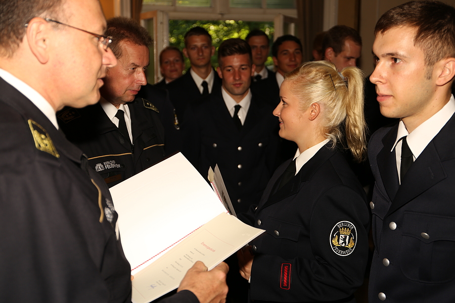 Den Brandmeisteranwärterinnen und -anwärtern wird die Ernennungsurkunde überreicht