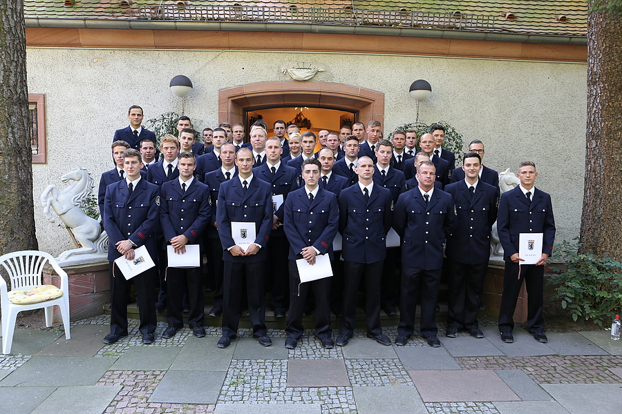 Gruppenbild der ernannten Brandmeisteranwärterinnen und -anwärter