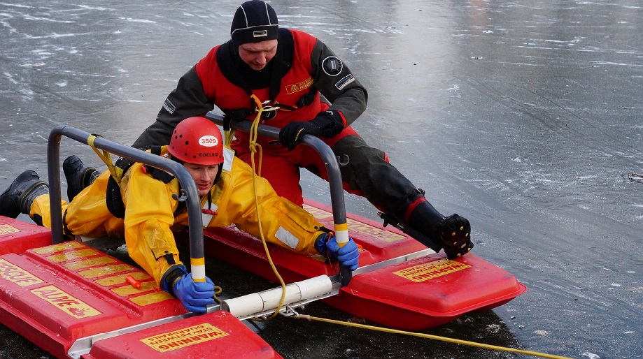 Eine Person wird mit dem Eisrettungsschlitten zum Ufer gezogen.