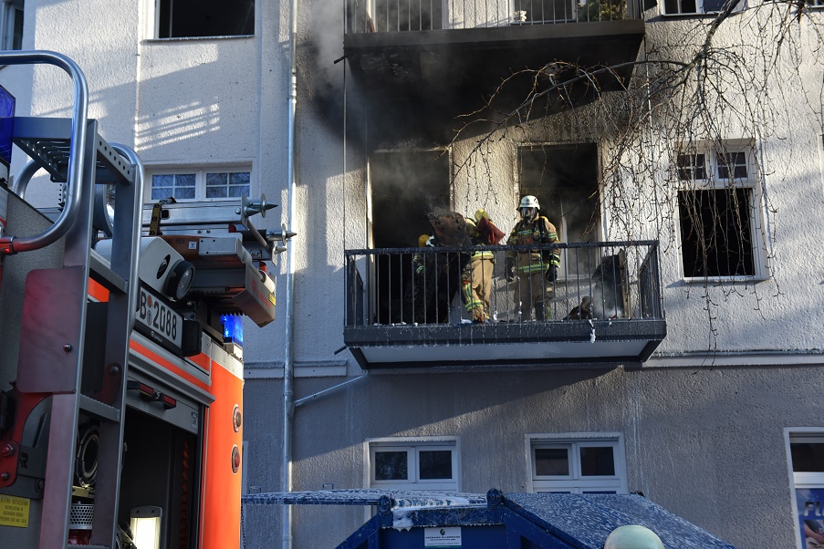 Aufräumarbeiten in der Brandwohnung