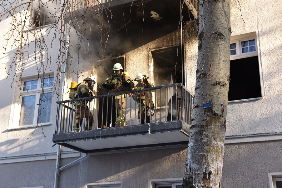 Aufräumarbeiten in der Brandwohnung