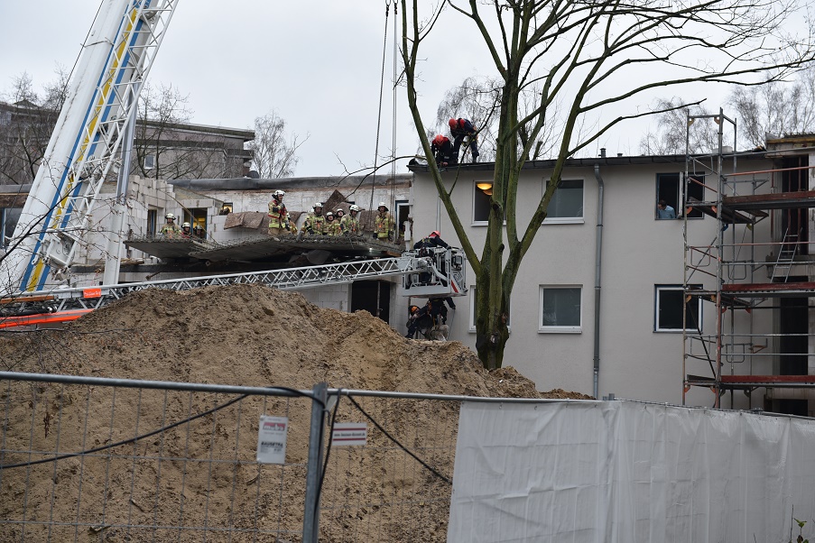 Rettung der Person durch Höhenrettung