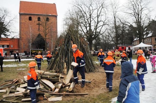 Die Jugendfeuerwehr trifft letzte Vorkehrungen