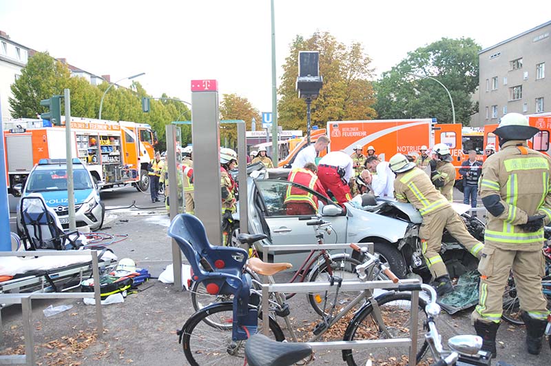 Rettungsarbeiten am Unfallfahrzeug