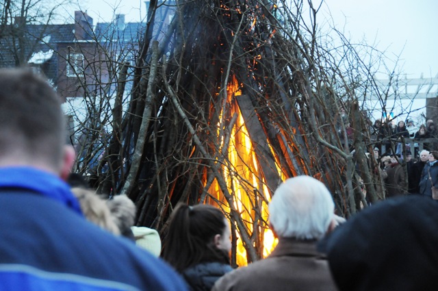 Besucher beim Osterfeuer