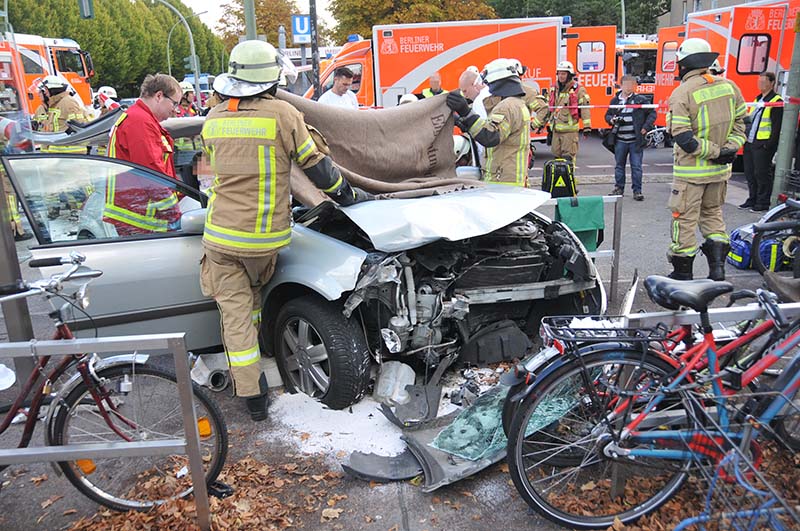 Rettungsarbeiten am Unfallfahrzeug